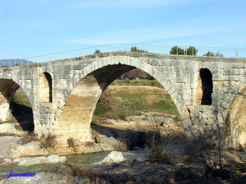 Pont Julien sur le Calavon
